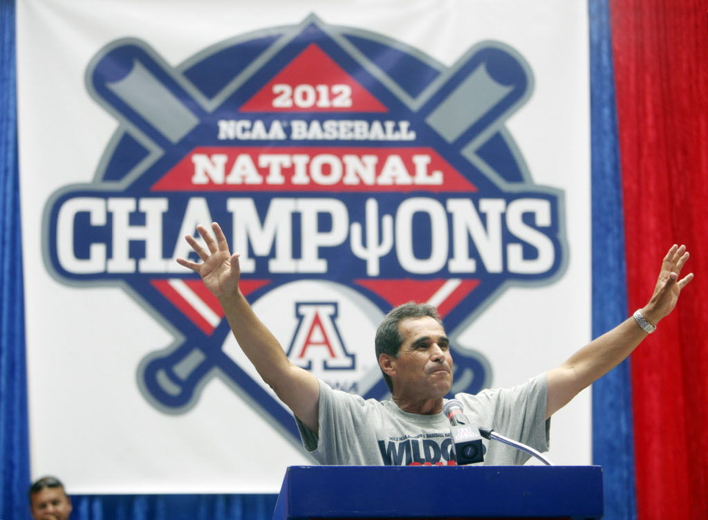 University of ÃÛèÖÖ±²¥ baseball coach Andy Lopez